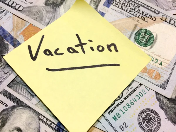 Dinero en efectivo estadounidense y papel amarillo con texto Vacaciones — Foto de Stock