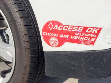 Elektrikli araç temiz hava aracı etiketi ile yükleniyor.