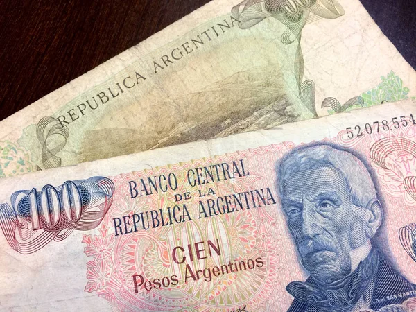 Billetes de dinero extranjero en efectivo en la mesa —  Fotos de Stock