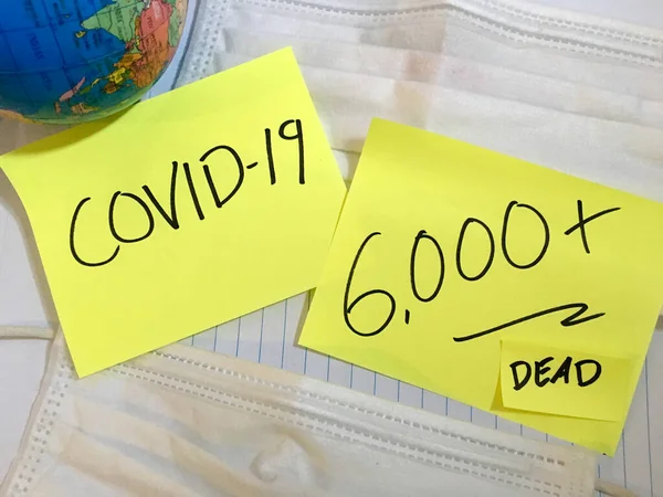 Coronavirus COVID-19 infección casos médicos y cifras de muertes. China COVID enfermedades respiratorias influenza virus estadísticas mano escrita en máscara quirúrgica y globo terráqueo fondo —  Fotos de Stock