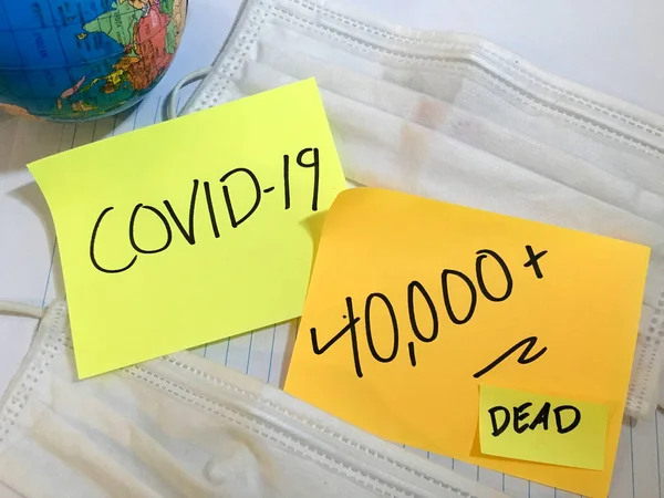 Coronavirus COVID-19 infección casos médicos y cifras de muertes. China COVID enfermedades respiratorias influenza virus estadísticas mano escrita en máscara quirúrgica y globo terráqueo fondo —  Fotos de Stock