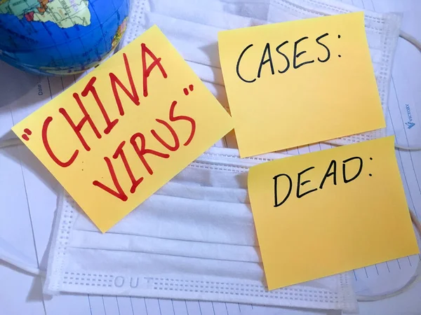 Vírus da China Coronavirus COVID-19 infecção casos médicos e mortes. COVID doenças respiratórias estatísticas influenza mão escrita sobre máscara cirúrgica e fundo globo terrestre — Fotografia de Stock