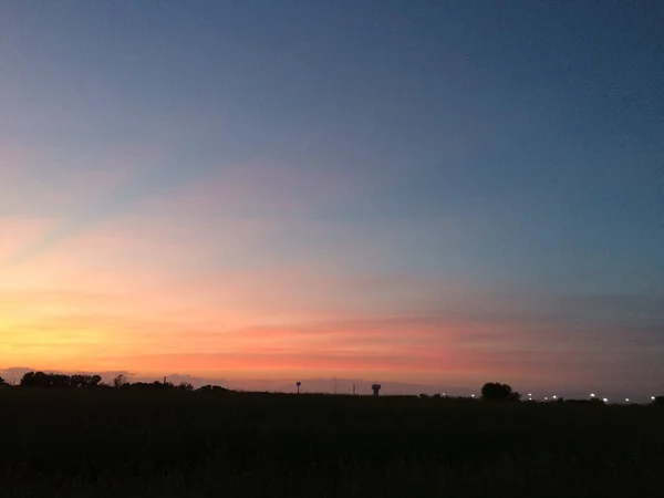 Sonnenuntergang über dem Feld — Stockfoto