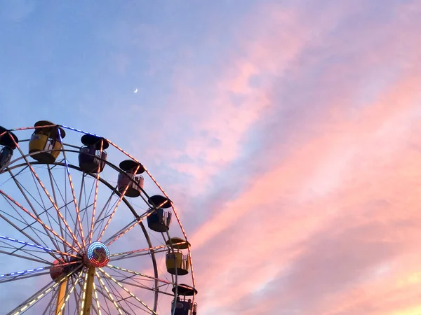 Ferris wheel at fairgrounds — Stock Photo, Image