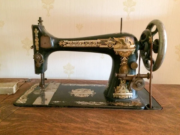 Antique singer sewing machine — Stock Photo, Image