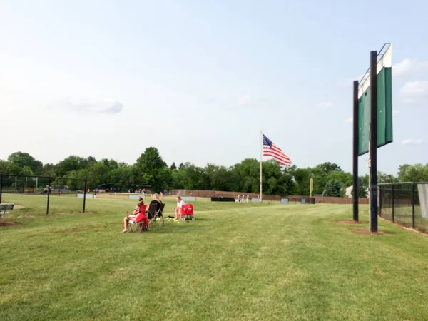 Бейсбольное поле с американским флагом — стоковое фото
