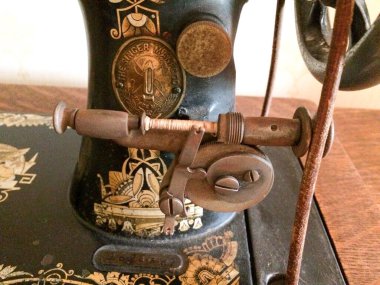 Antika şarkıcı dikiş makinesi