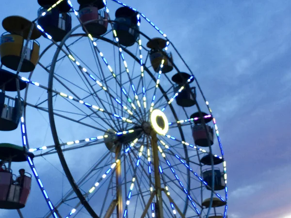 Ferris wheel di fairgrounds — Stok Foto