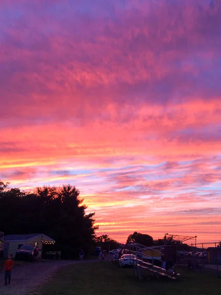 Puesta de sol sobre el recinto ferial — Foto de Stock