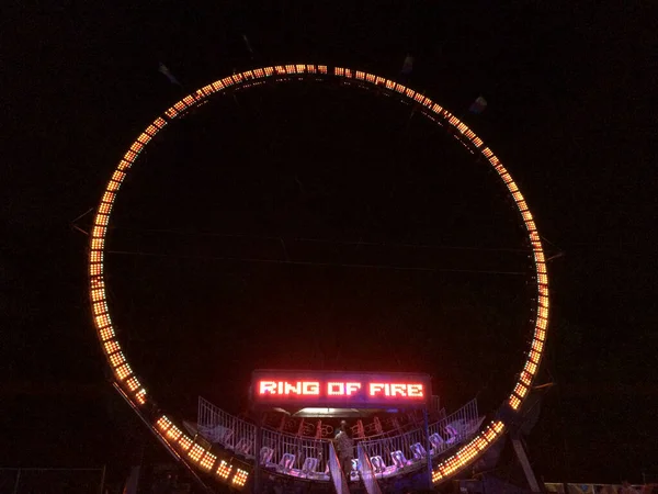 Gigantische loop rijden op kermis 's nachts — Stockfoto