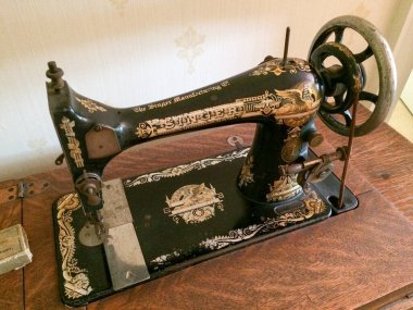Antika şarkıcı dikiş makinesi