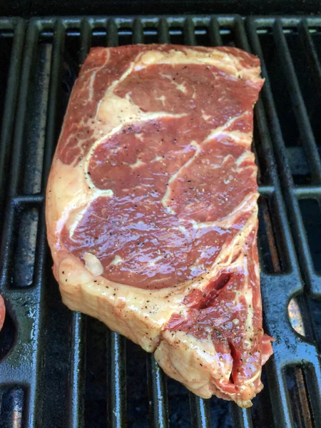 Stek wołowy na grillu — Zdjęcie stockowe