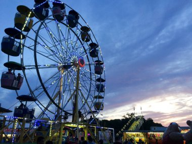 Fuar alanında dönme dolap