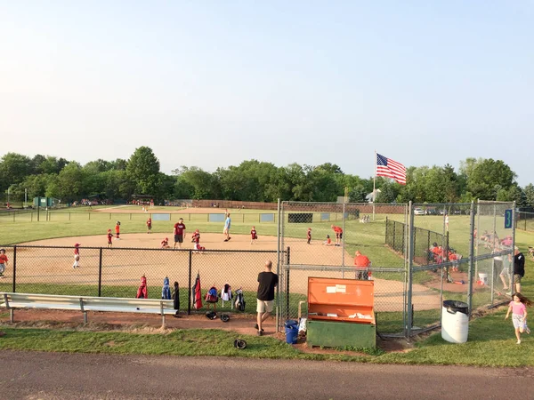 Terrain de baseball avec drapeau américain — Photo