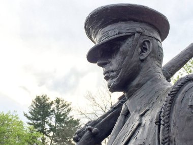 Asker heykeli nöbet tutuyor.