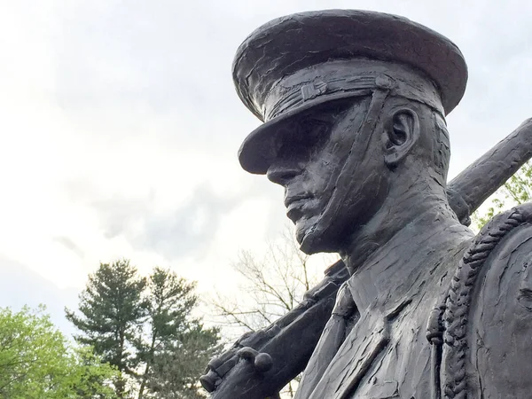 Soldier statue stands guard — Stock Photo, Image