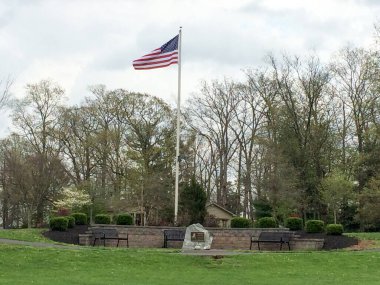 Parkta dalgalanan Amerikan bayrağı