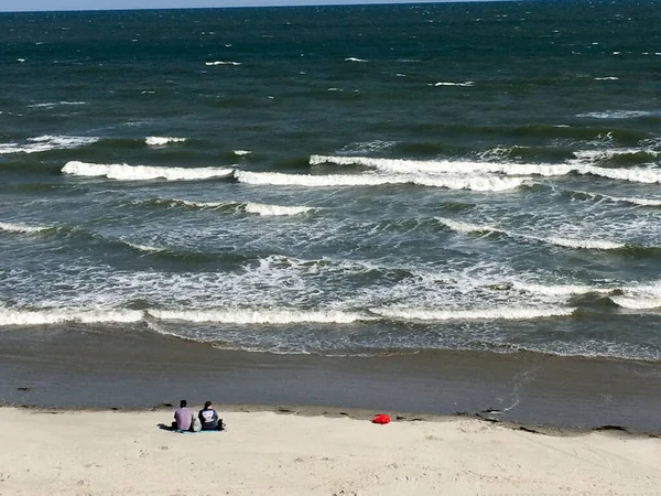 Vagues se brisant sur la plage — Photo