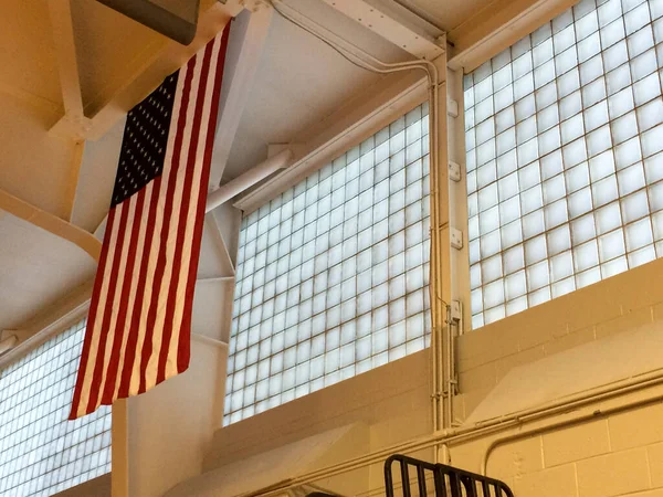 Bandeira americana pendura alto — Fotografia de Stock
