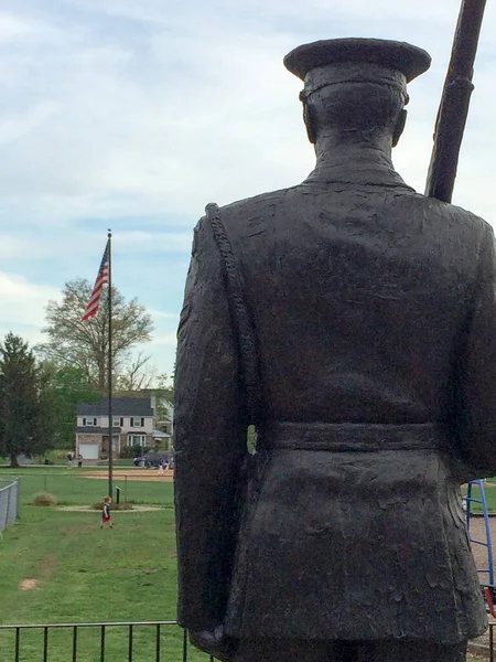 Soldier statue stands guard — Stock Photo, Image