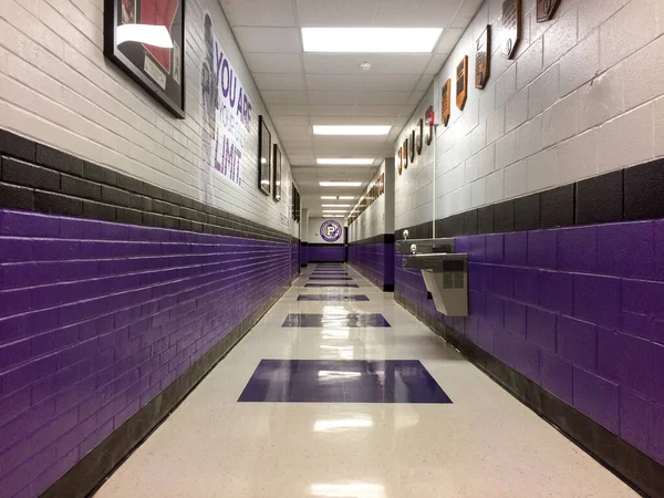 Школьный коридор пуст — стоковое фото