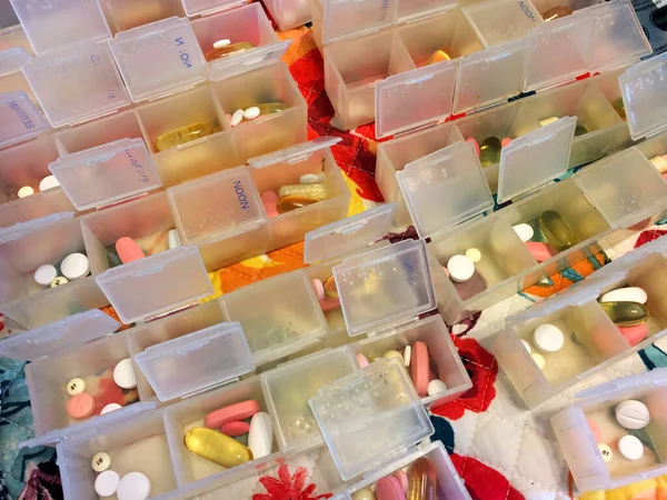 Pill organizer medicine vitamins — Stock Photo, Image