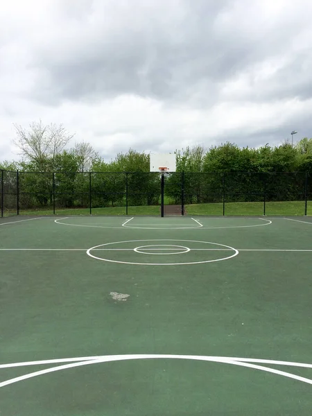 Quadra de basquete fora vazio — Fotografia de Stock