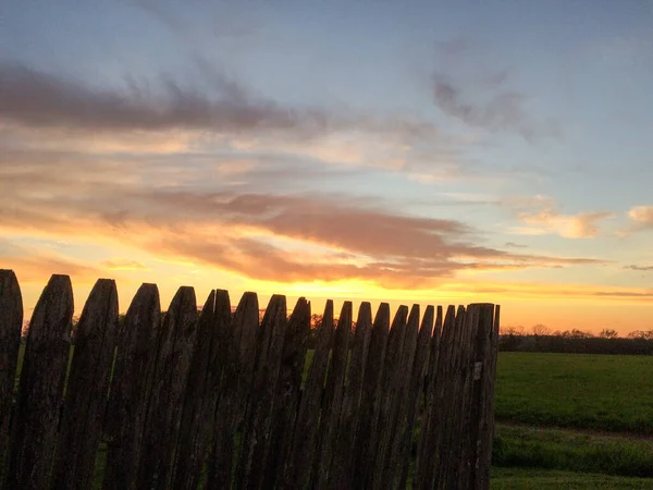 Kırsal ahşap çitli gün batımı — Stok fotoğraf