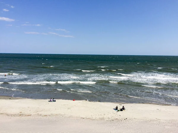 Vagues se brisant sur la plage — Photo