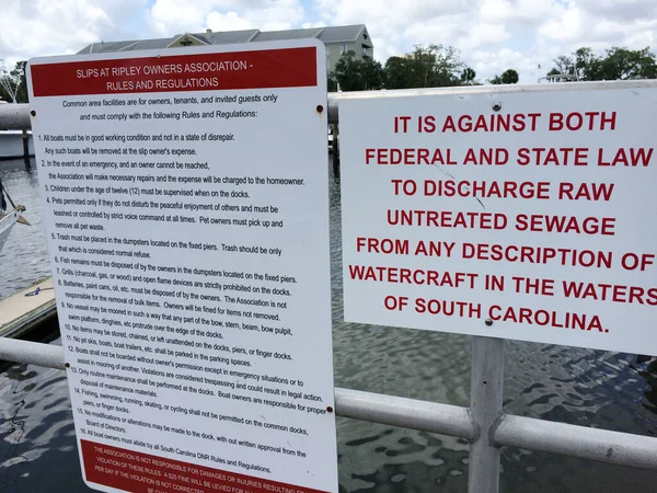 下水を排出する警告標識 — ストック写真