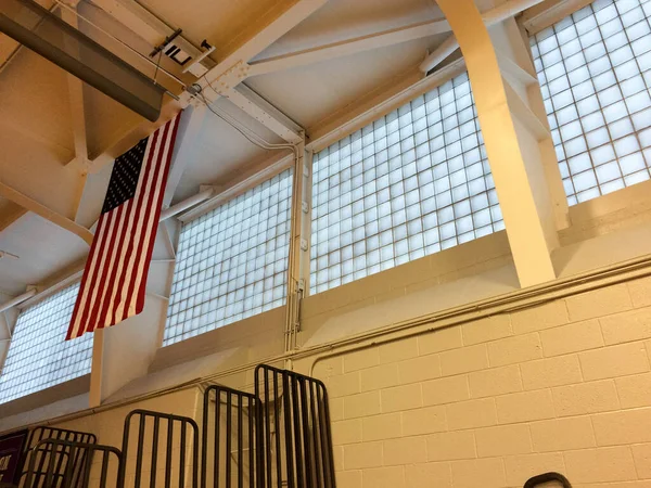 Amerikan bayrağı yüksekte asılı — Stok fotoğraf
