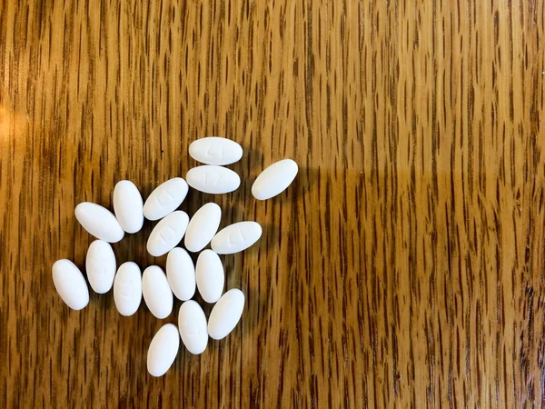 Valkoinen soikea pillereitä lääke — kuvapankkivalokuva
