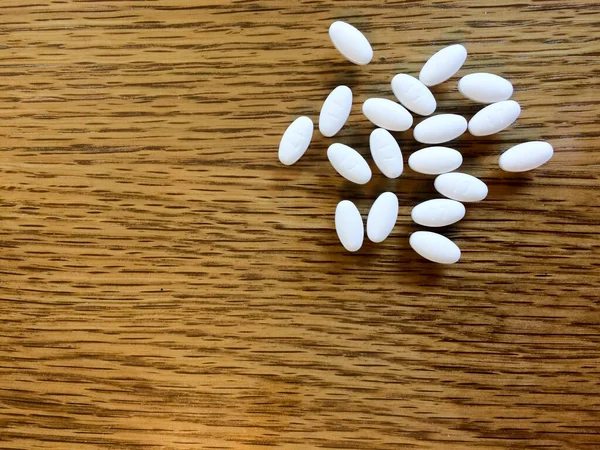 Białe owalne tabletki — Zdjęcie stockowe