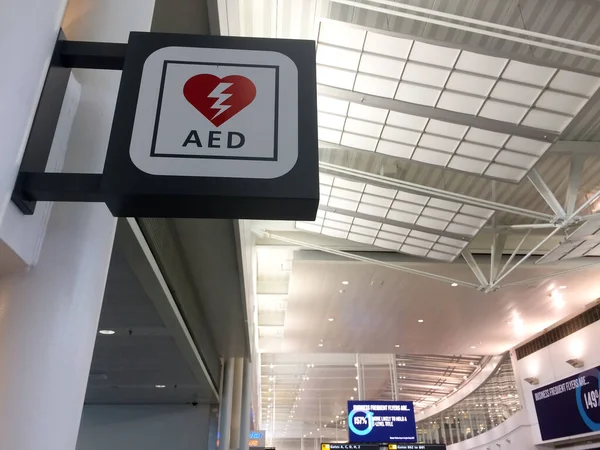 Havaalanında AED defibrilatör işareti