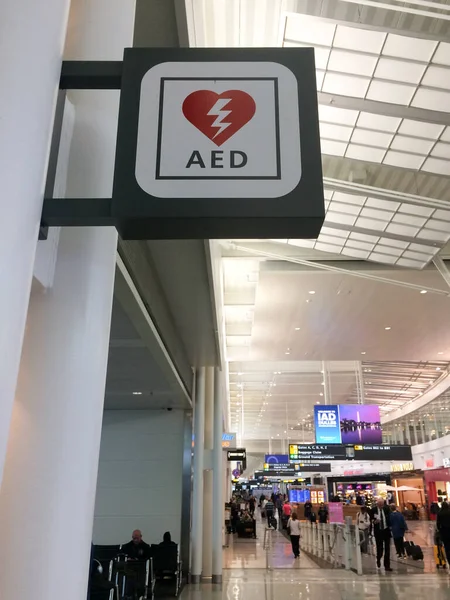 Знак дефибриллятора AED в аэропорту — стоковое фото
