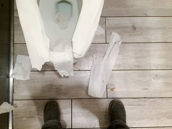 乱雑な公共バスルーム — ストック写真