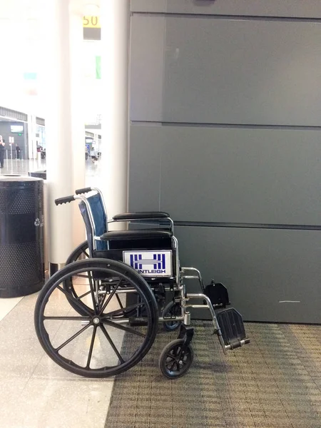 Cadeira de rodas esperando no aeroporto — Fotografia de Stock