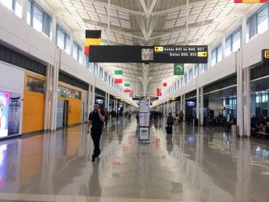 İnsanlarla dolu havaalanı terminali