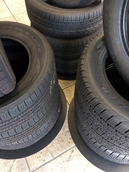 Nové pneumatiky v obchodě — Stock fotografie