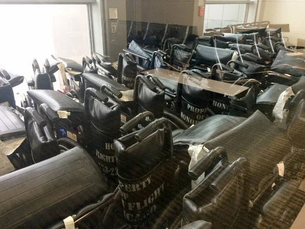 Место для хранения инвалидных колясок в аэропорту — стоковое фото