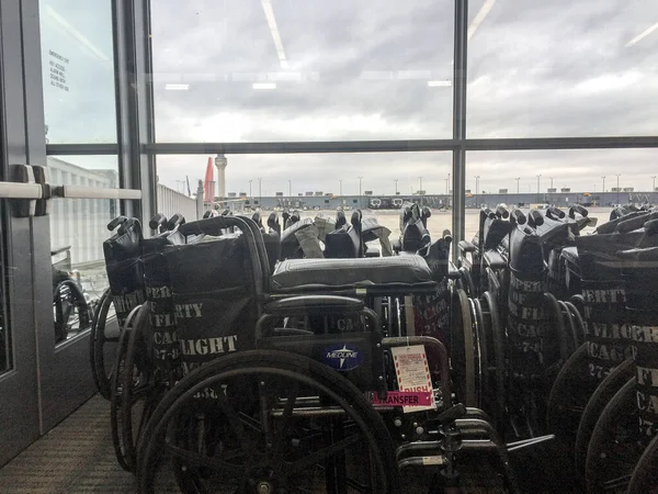 Место для хранения инвалидных колясок в аэропорту — стоковое фото