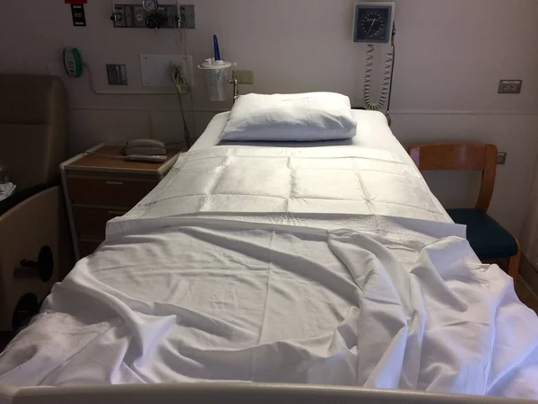 Cama de hospital vacía — Foto de Stock