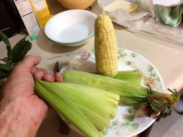 玉米芯上的玉米煮熟了 — 图库照片