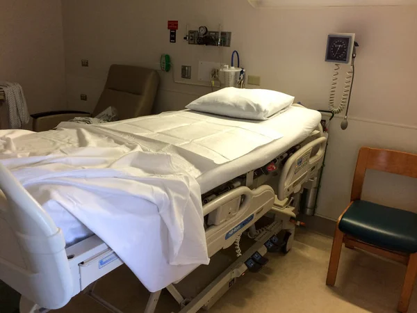 Νοσοκομειακό κρεβάτι άδειο — Φωτογραφία Αρχείου