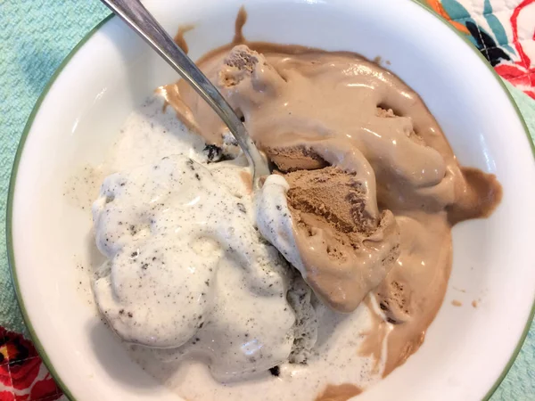 Chocolade en vanille-ijs — Stockfoto