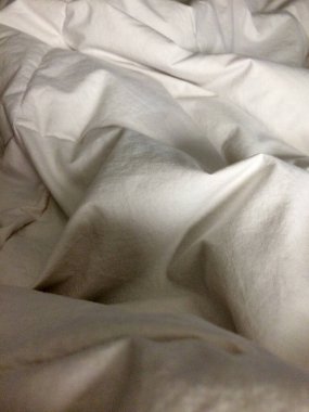 Beyaz kabarık çarşaflar