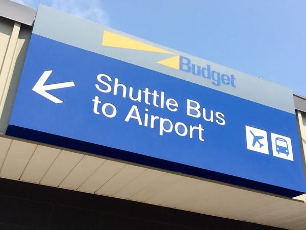 Аренда автомобилей шаттл автобус в аэропорту Дуллеса — стоковое фото