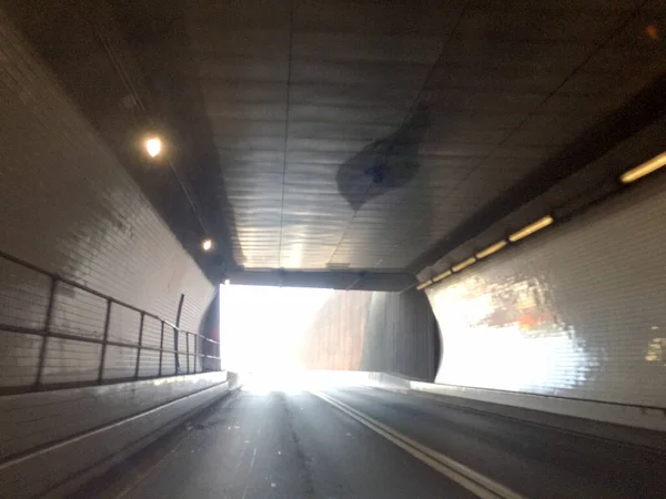 Snel bewegende wazige autotunnel — Stockfoto