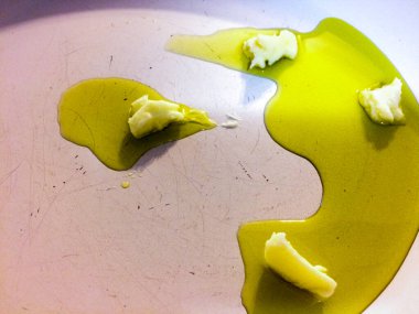 Kızartma tavasında eriyen tereyağı