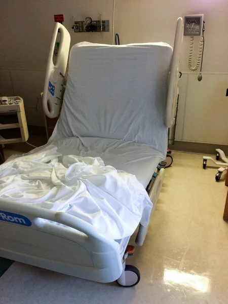 Krankenhauszimmer Bett leer angehoben — Stockfoto